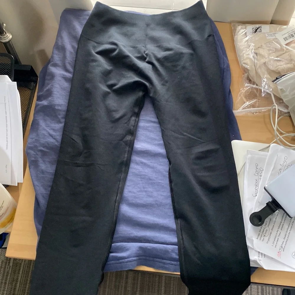 Alphalete Black scrunch butt leggings - Picture 2 of 4